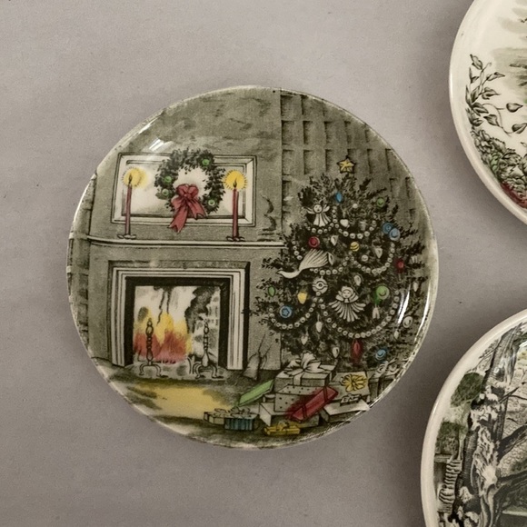 5 Johnson bros hand painted saucers. 4.25 inches in diameter. - Picture 4 of 9